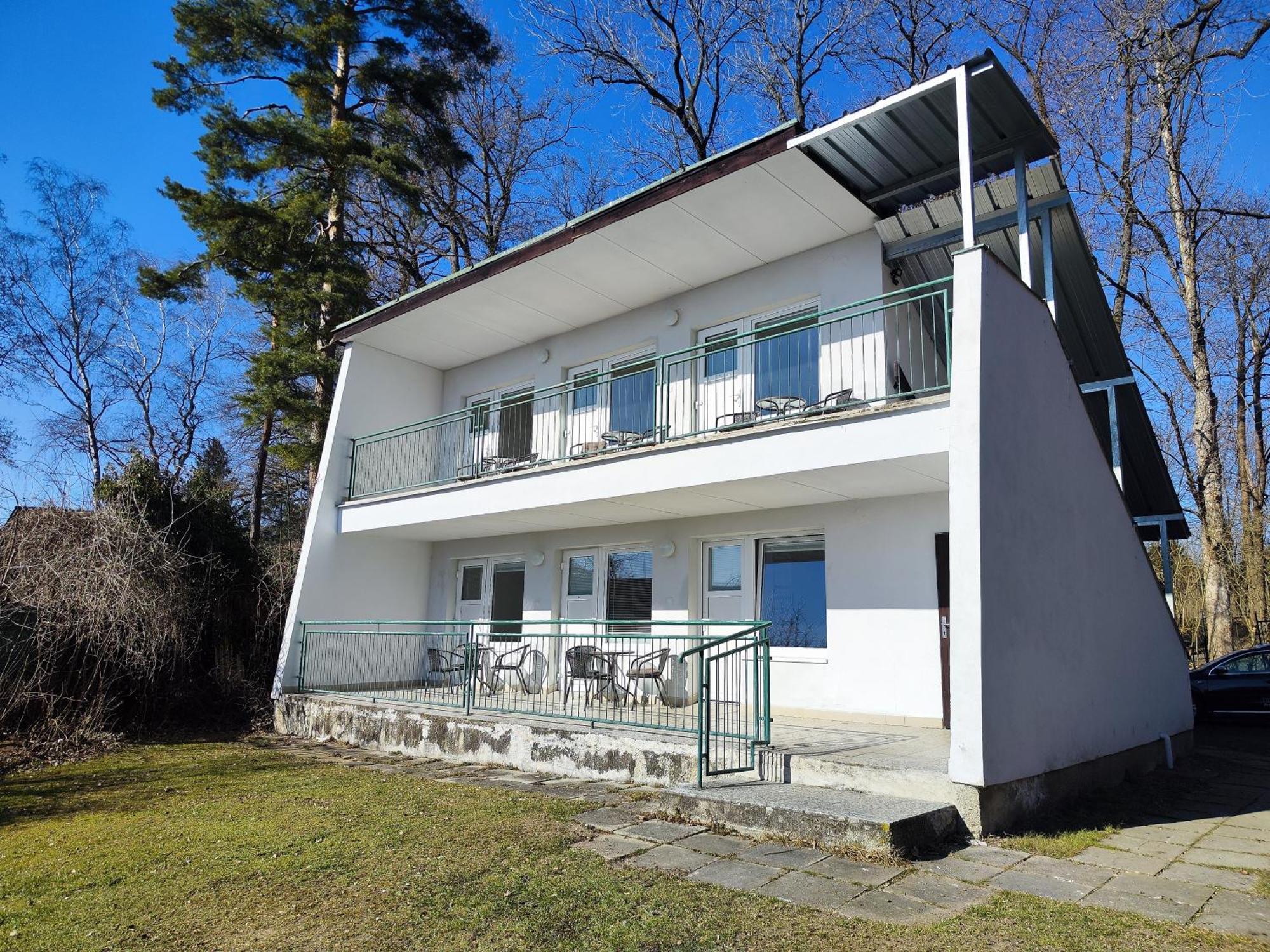 ホテル Yacht Club Bezdrev Hluboká nad Vltavou エクステリア 写真