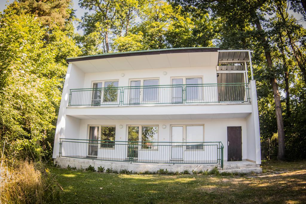 ホテル Yacht Club Bezdrev Hluboká nad Vltavou エクステリア 写真