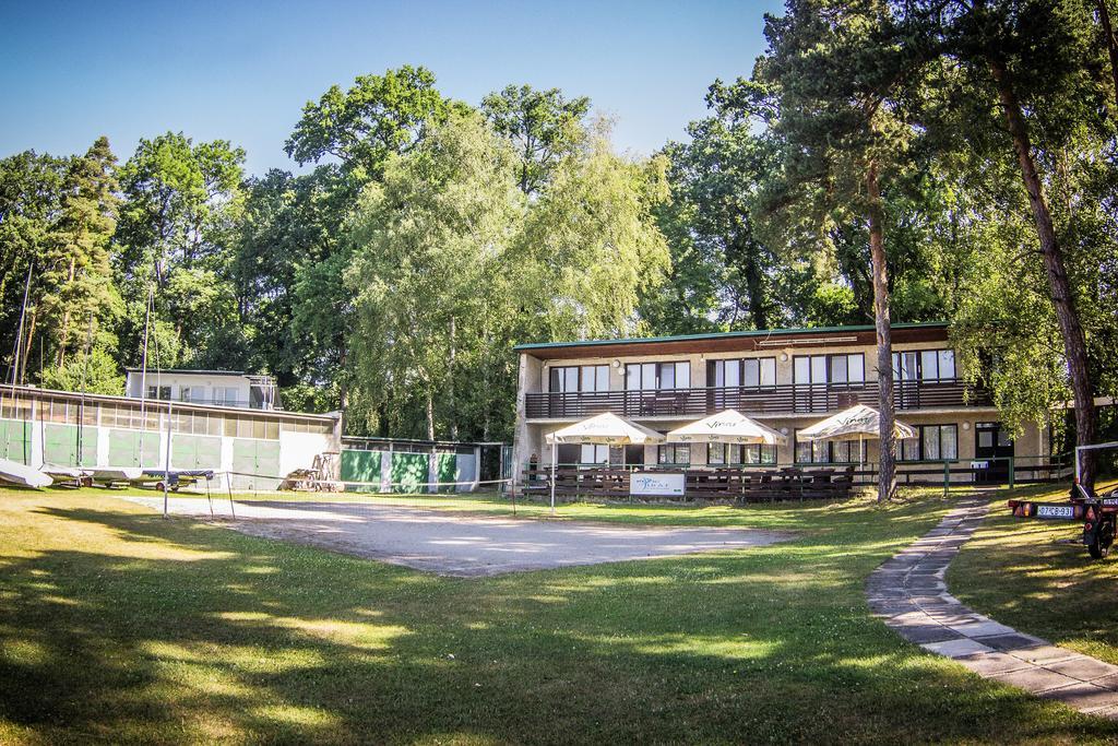 ホテル Yacht Club Bezdrev Hluboká nad Vltavou エクステリア 写真